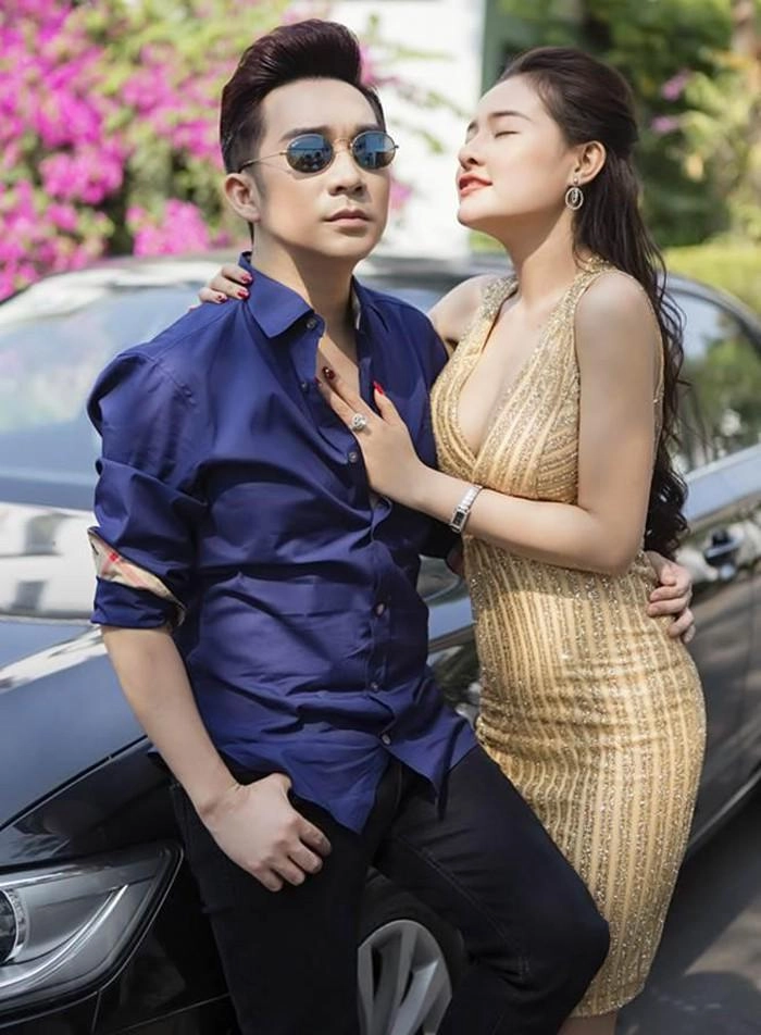 dao kéo chán chê ngân 98 vẫn cố bóp ảnh cho được mặt thon ngực khủng đến đáng sợ