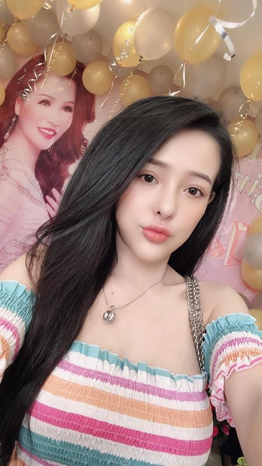 dao kéo chán chê ngân 98 vẫn cố bóp ảnh cho được mặt thon ngực khủng đến đáng sợ