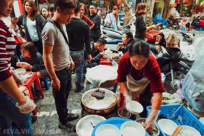 Dạo một vòng hà nội khảo giá bún ốc đầu năm đắt đỏ nhưng vẫn nườm nượp khách