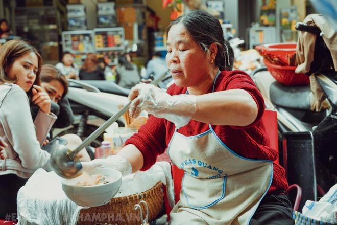 Dạo một vòng hà nội khảo giá bún ốc đầu năm đắt đỏ nhưng vẫn nườm nượp khách