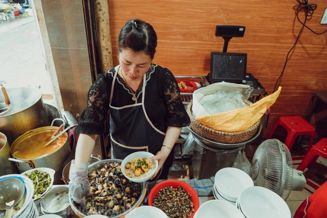 Dạo một vòng hà nội khảo giá bún ốc đầu năm đắt đỏ nhưng vẫn nườm nượp khách