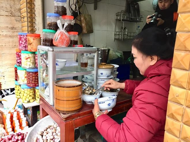 Dạo một vòng hà nội khảo giá bún ốc đầu năm đắt đỏ nhưng vẫn nườm nượp khách