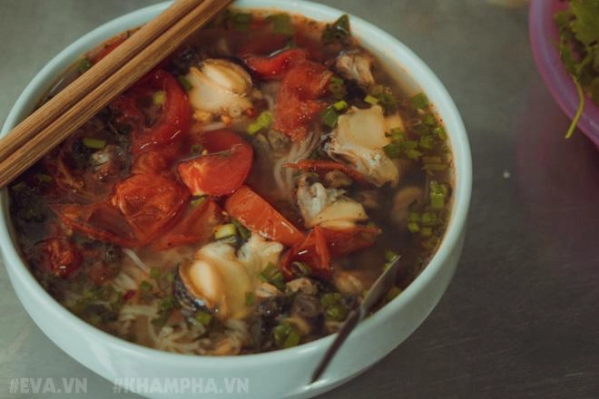 Dạo một vòng hà nội khảo giá bún ốc đầu năm đắt đỏ nhưng vẫn nườm nượp khách