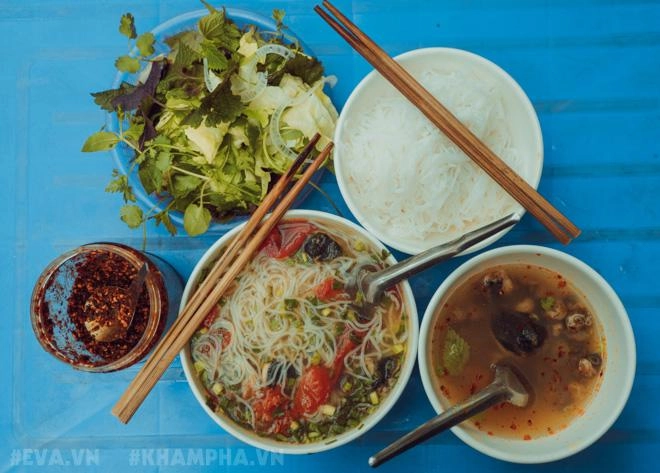 Dạo một vòng hà nội khảo giá bún ốc đầu năm đắt đỏ nhưng vẫn nườm nượp khách