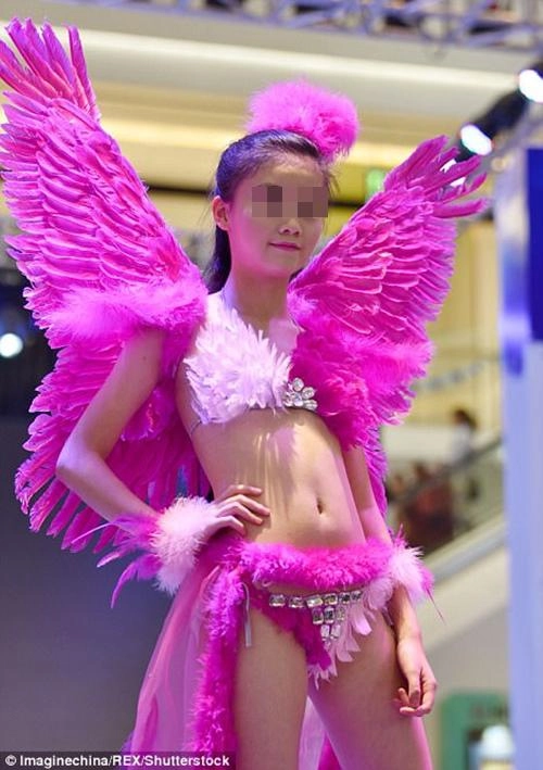 Đất nước tỷ dân có nhiều show nội y bị ném đá nhất năm 2017