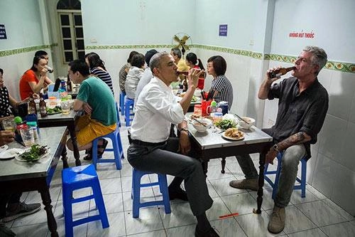 Đầu bếp ăn bún chả cùng ông obama chính thức lên tiếng về sự việc bàn ăn lồng kính