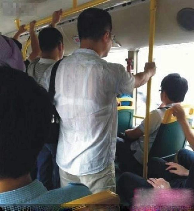Đâu cớ gì phụ nữ đàn ông nhiều khi cũng ăn mặc nhố nhăng đến khó coi