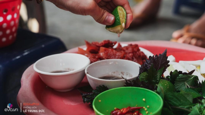 Đầu mùa thưởng thức sứa đỏ hải phòng mát lịm của gánh hàng rong ruổi 70 năm quanh phố cổ