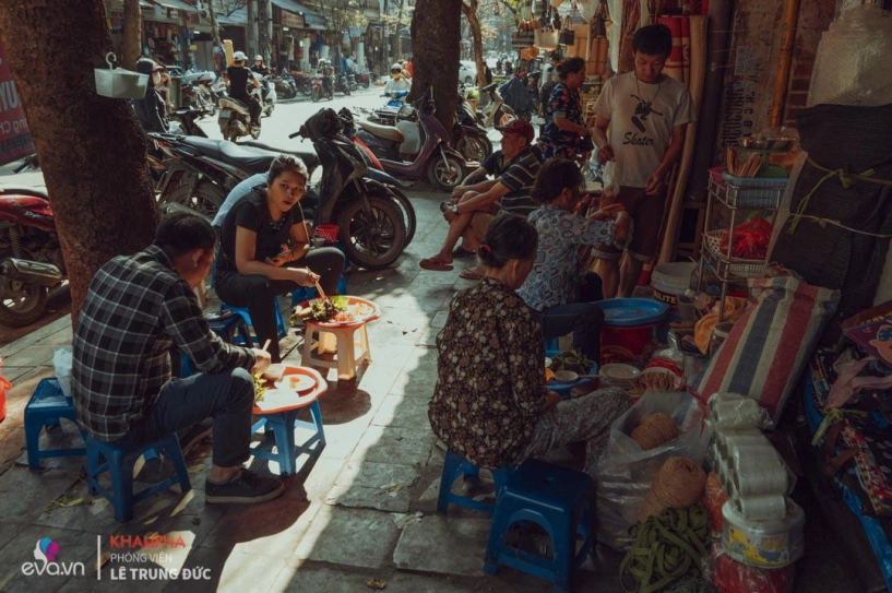 Đầu mùa thưởng thức sứa đỏ hải phòng mát lịm của gánh hàng rong ruổi 70 năm quanh phố cổ