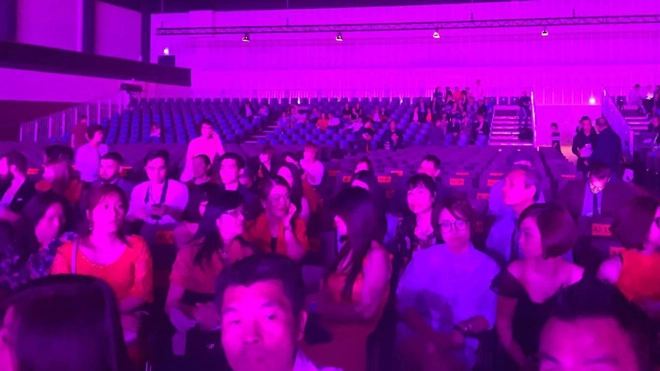 Đêm hội chân dài ế ẩm ê chề ngọc trinh vẫn vung tay sắm hàng hiệu