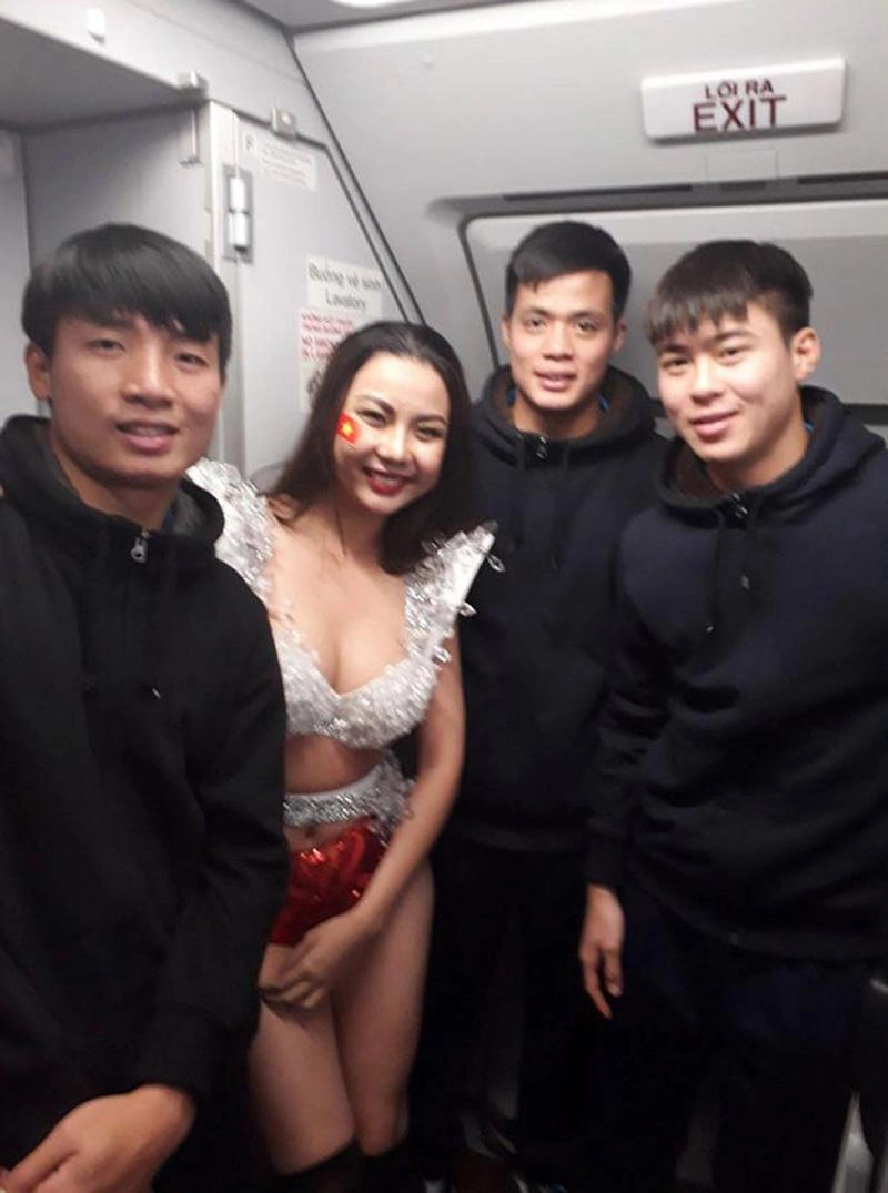 Đến ntk bộ bikini cũng bức xúc và tức giận với hình ảnh của dàn người mẫu chiều qua