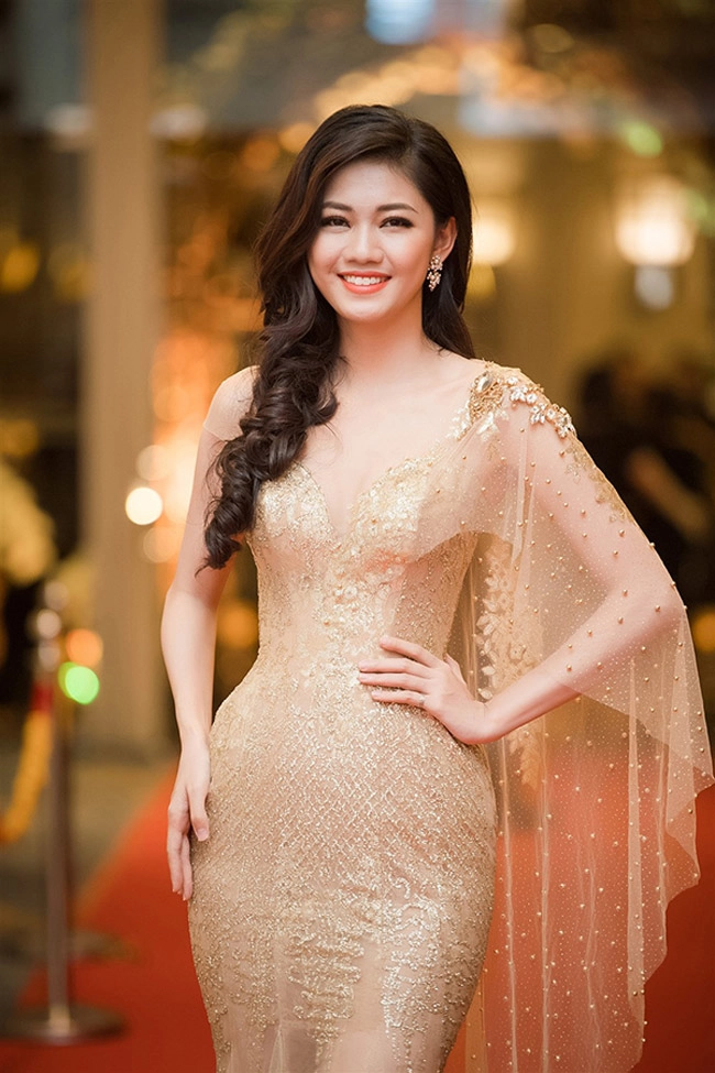 Đến phạm hương hồ ngọc hà cũng phải nhờ chiếc váy thần thánh này để ăn gian vòng eo