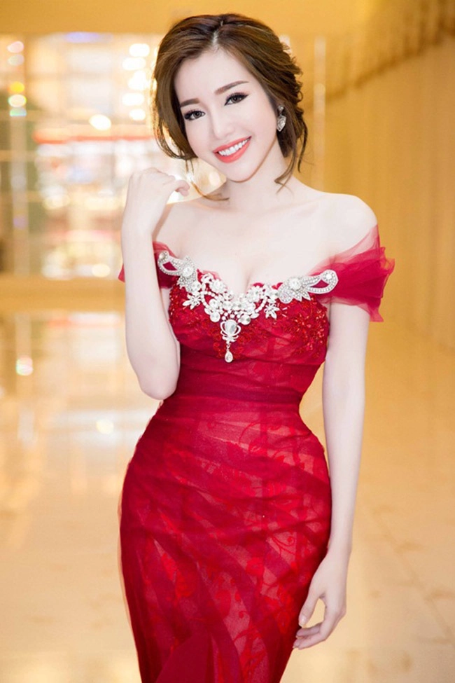 Đến phạm hương hồ ngọc hà cũng phải nhờ chiếc váy thần thánh này để ăn gian vòng eo