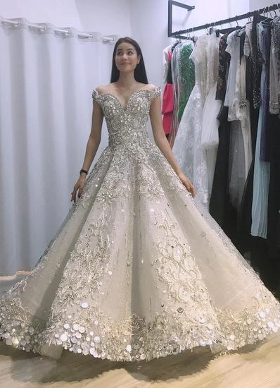 Đến thời khắc cuối cùng của hh quốc dân phạm hương vẫn đẹp từ thảm đỏ lên sân khấu