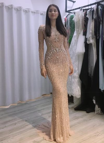 Đến thời khắc cuối cùng của hh quốc dân phạm hương vẫn đẹp từ thảm đỏ lên sân khấu