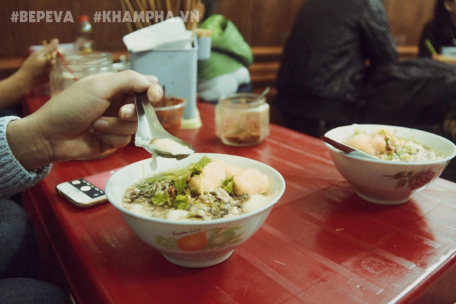 Đi ăn bánh đúc nóng lê ngọc hân tuyệt ngon để lót dạ lúc tan tầm
