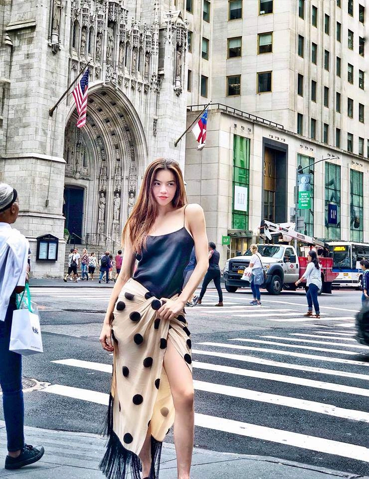Diện váy hiệu mà ai cũng ngỡ hồ ngọc hà quấn khăn đi giữa đường phố new york hoa lệ