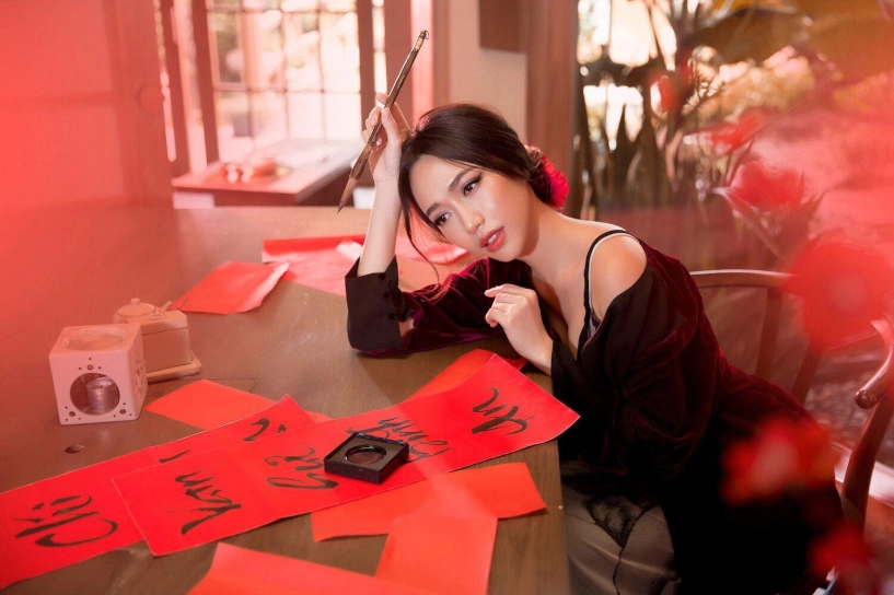 Diệu nhi khoe ngực đầy trong váy hội hoạ ngày cận tết