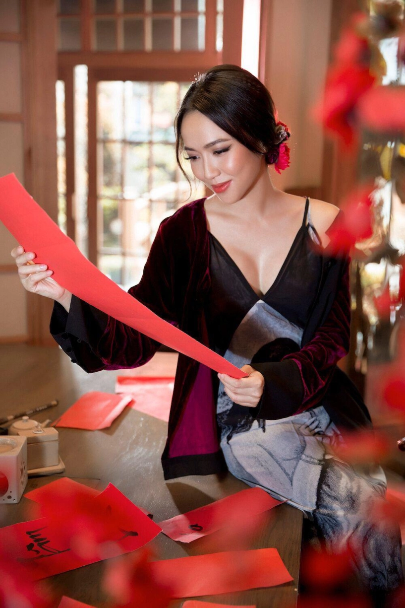 Diệu nhi khoe ngực đầy trong váy hội hoạ ngày cận tết