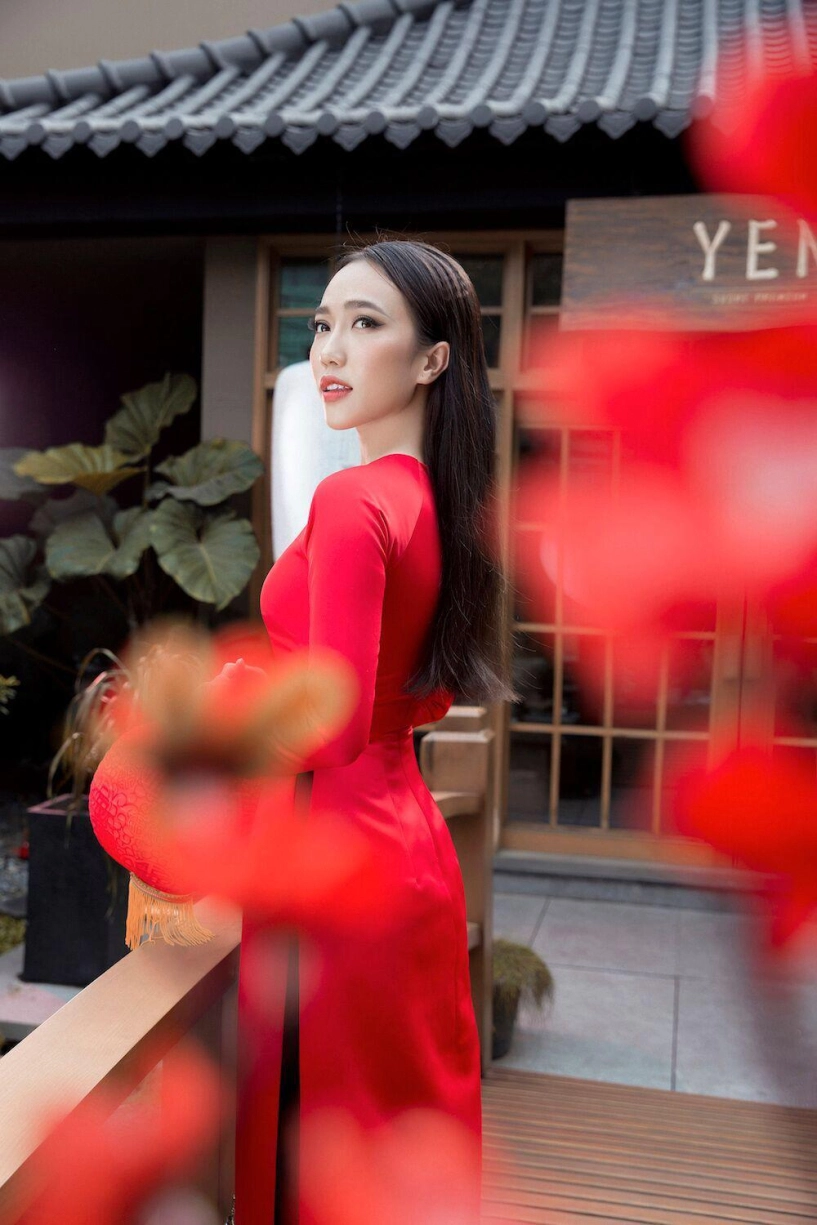Diệu nhi khoe ngực đầy trong váy hội hoạ ngày cận tết