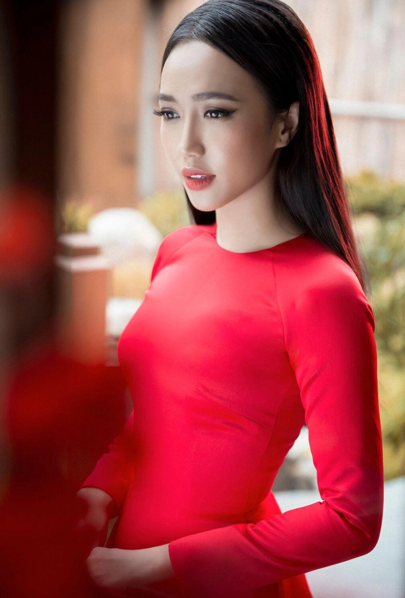 Diệu nhi khoe ngực đầy trong váy hội hoạ ngày cận tết