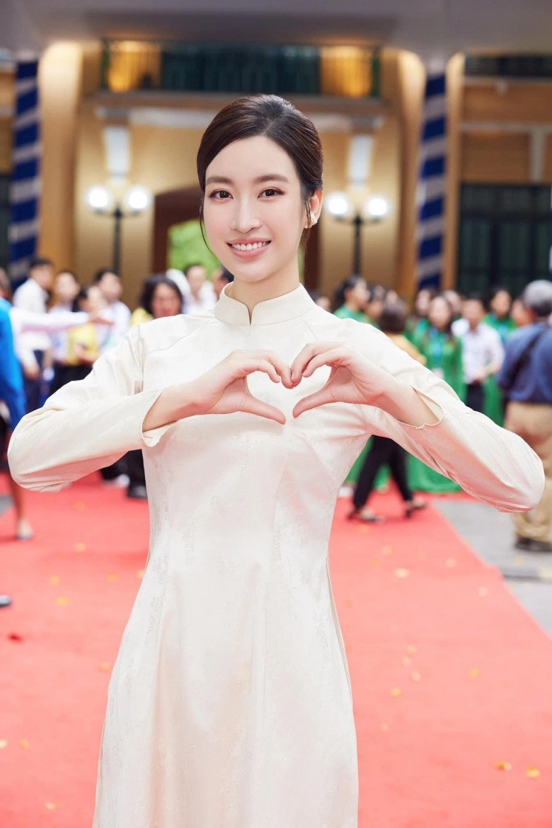 Đỗ mỹ linh sau sinh được khen một điểm vàng nhan sắc hiếm mẹ bỉm nào giữ được