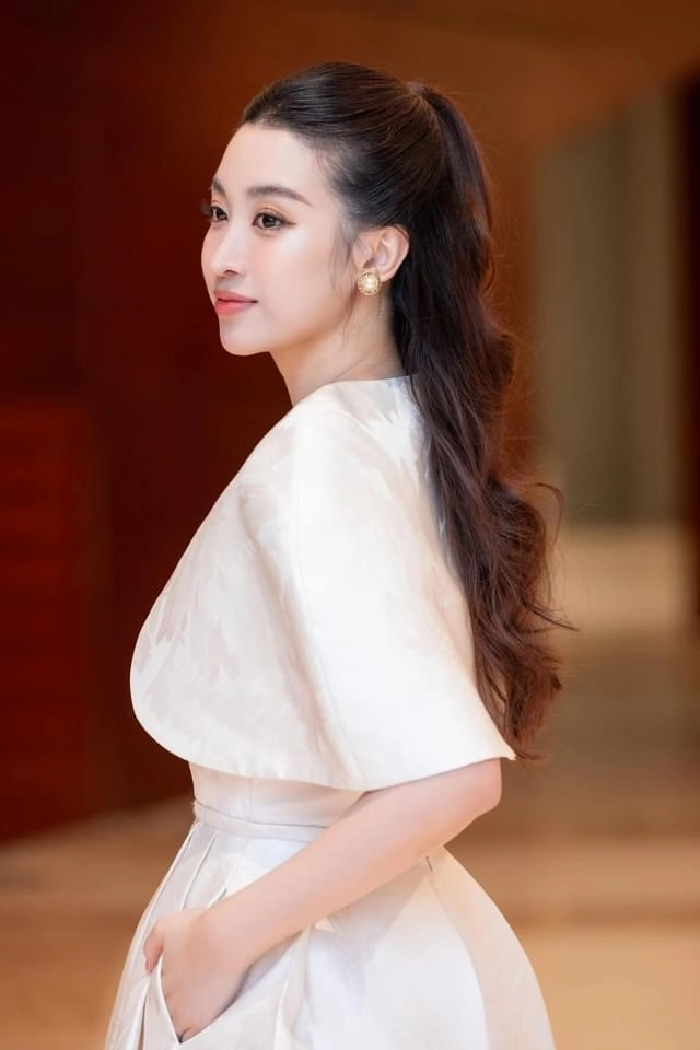 Đỗ mỹ linh sau sinh được khen một điểm vàng nhan sắc hiếm mẹ bỉm nào giữ được