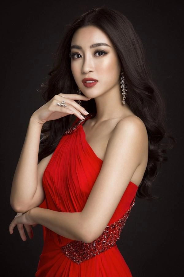 Đỗ mỹ linh và những lần hóa thân thành bà cô vì kiểu trang điểm lạm dụng son phấn