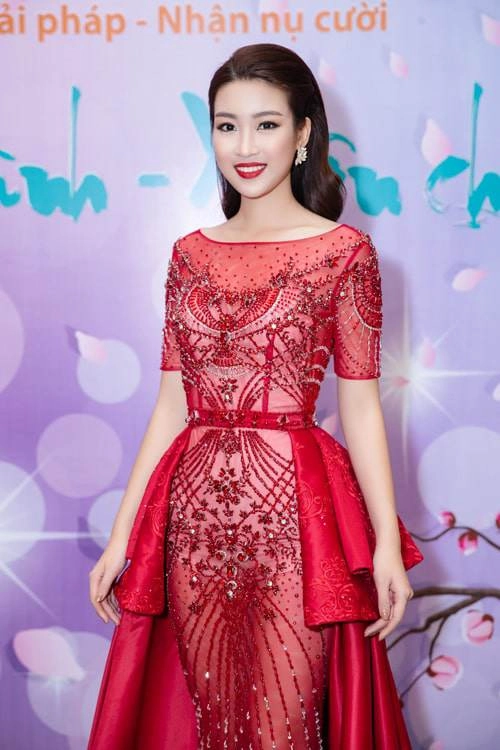 Đỗ mỹ linh và những lần hóa thân thành bà cô vì kiểu trang điểm lạm dụng son phấn