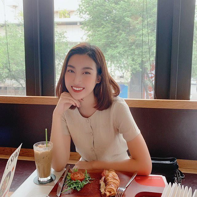 Đỗ mỹ linh và những lần hóa thân thành bà cô vì kiểu trang điểm lạm dụng son phấn