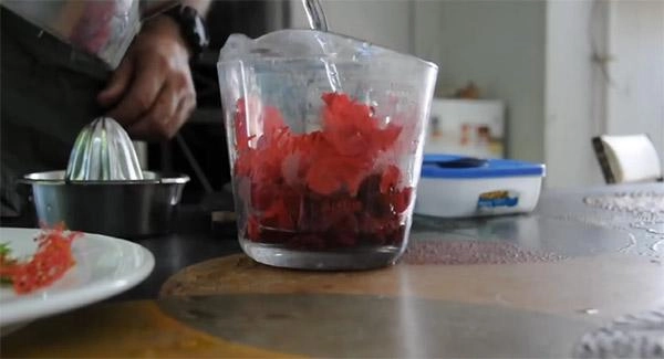 Đồ uống nổi tiếng ai cập hóa ra được làm từ loại hoa mọc đầy vỉa hè việt nam