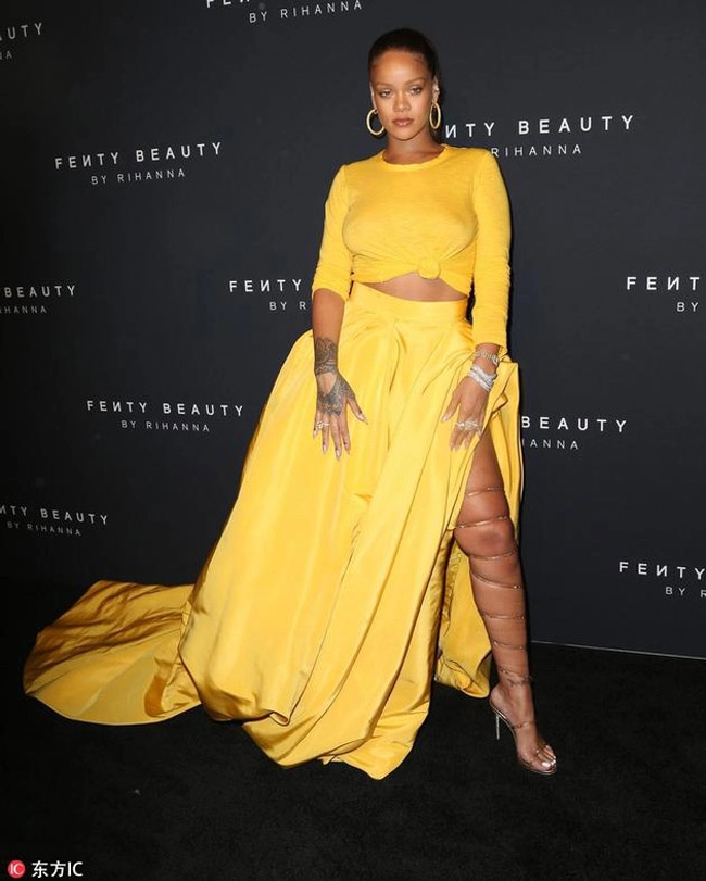 Đôi giày mỗi lần đi là phát khổ phát sở nhưng vì sexy rihanna vẫn cắn răng chịu đựng
