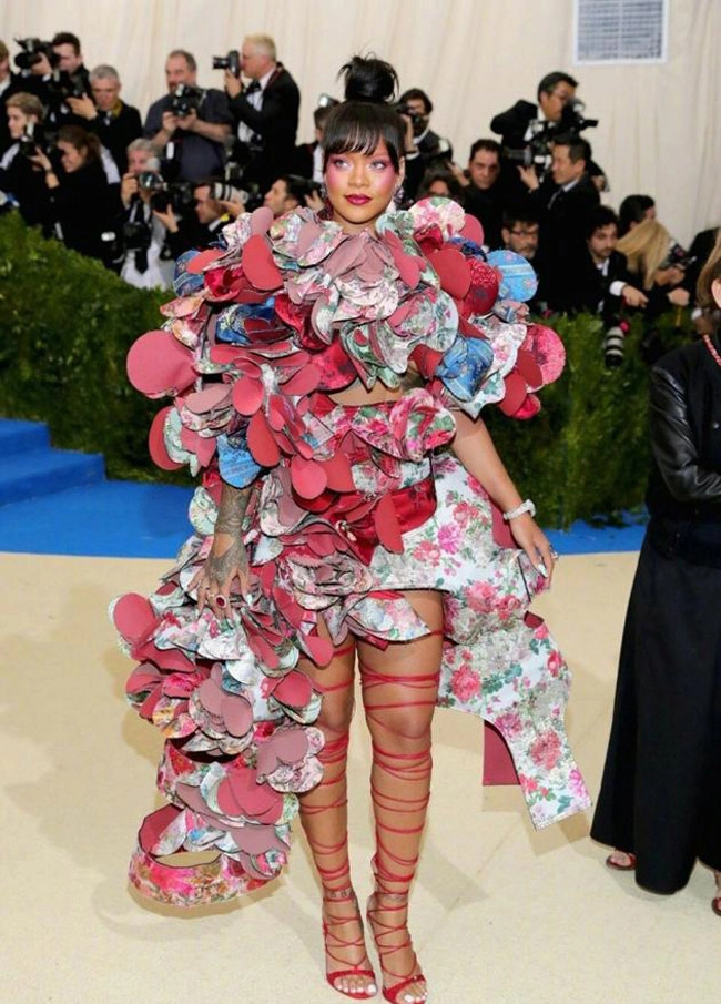 Đôi giày mỗi lần đi là phát khổ phát sở nhưng vì sexy rihanna vẫn cắn răng chịu đựng