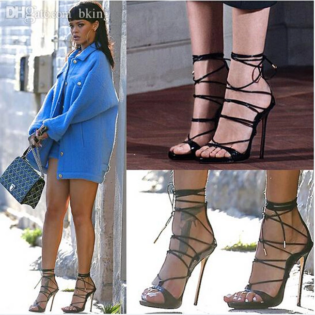 Đôi giày mỗi lần đi là phát khổ phát sở nhưng vì sexy rihanna vẫn cắn răng chịu đựng