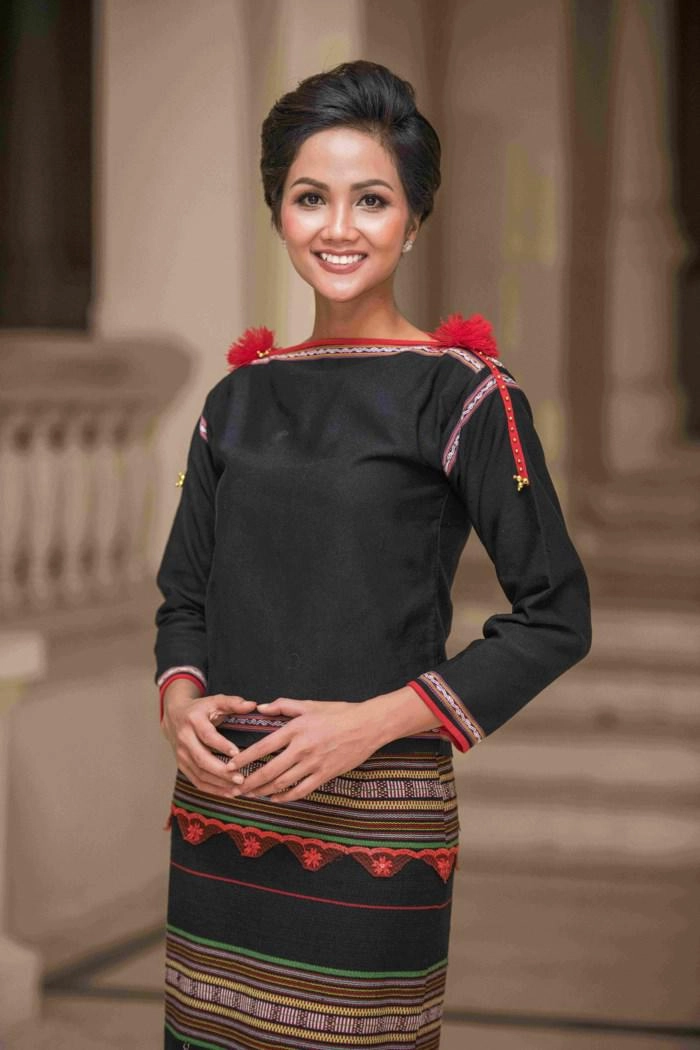 Dù là hoa hậu đẹp nhất thế giới hhen niê cũng từng đầu hàng với những kiểu tóc này
