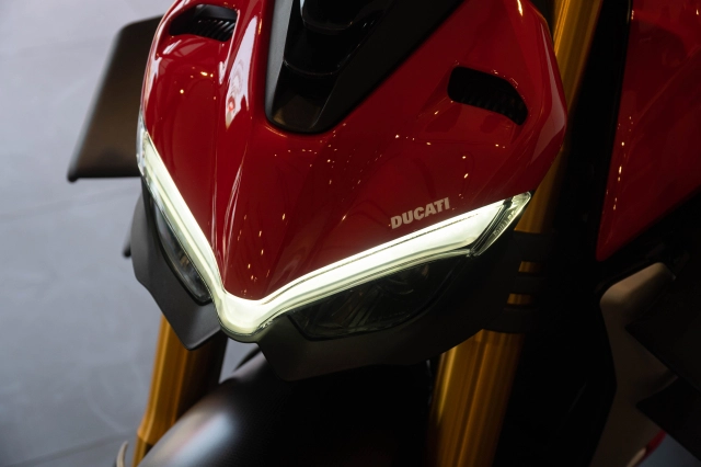 Ducati streetfighter v4 s độ gần 2 tỷ đồng của biker việt sở hữu 4 chữ ký đắt giá