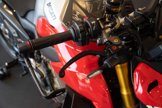 Ducati streetfighter v4 s độ gần 2 tỷ đồng của biker việt sở hữu 4 chữ ký đắt giá