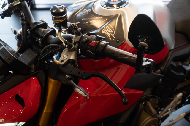 Ducati streetfighter v4 s độ gần 2 tỷ đồng của biker việt sở hữu 4 chữ ký đắt giá