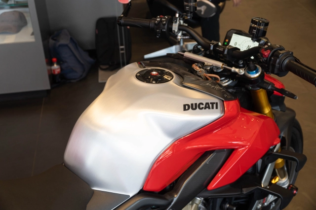 Ducati streetfighter v4 s độ gần 2 tỷ đồng của biker việt sở hữu 4 chữ ký đắt giá