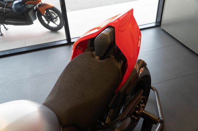 Ducati streetfighter v4 s độ gần 2 tỷ đồng của biker việt sở hữu 4 chữ ký đắt giá