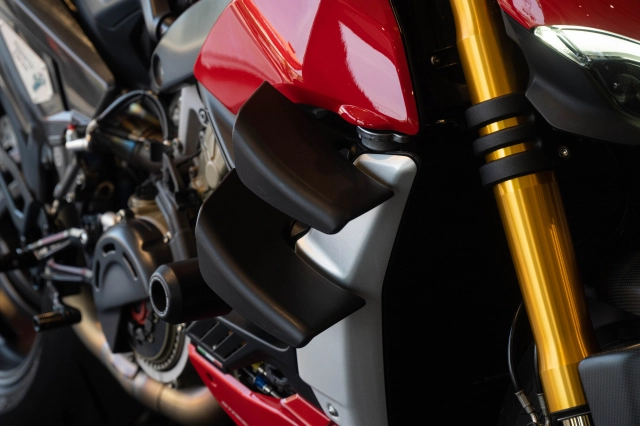Ducati streetfighter v4 s độ gần 2 tỷ đồng của biker việt sở hữu 4 chữ ký đắt giá