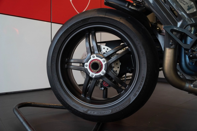 Ducati streetfighter v4 s độ gần 2 tỷ đồng của biker việt sở hữu 4 chữ ký đắt giá