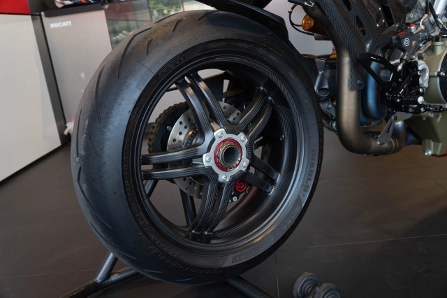 Ducati streetfighter v4 s độ gần 2 tỷ đồng của biker việt sở hữu 4 chữ ký đắt giá