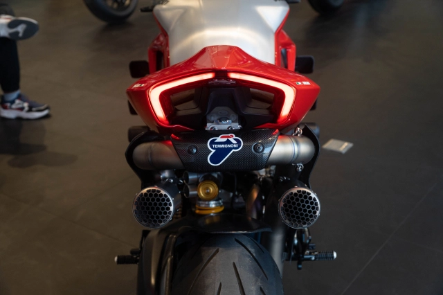 Ducati streetfighter v4 s độ gần 2 tỷ đồng của biker việt sở hữu 4 chữ ký đắt giá