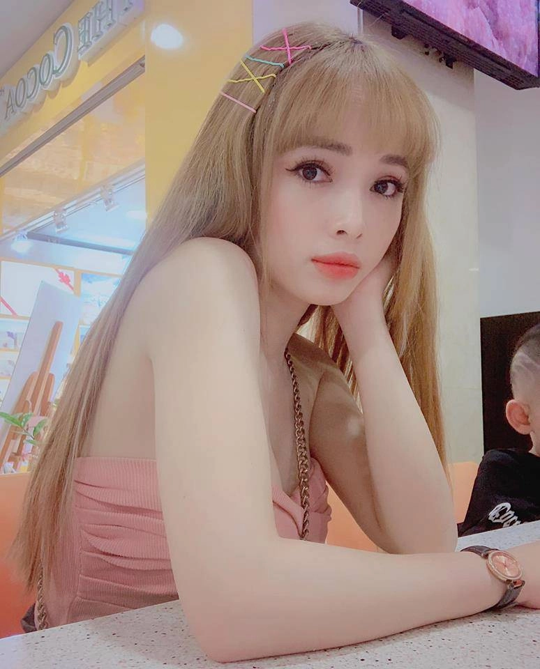 Dụi mắt năm lần bảy lượt không nhận ra bà xã lê hoàng vì khuôn mặt quá khác lạ