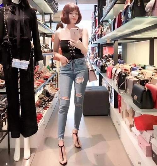 Dụi mắt năm lần bảy lượt không nhận ra bà xã lê hoàng vì khuôn mặt quá khác lạ