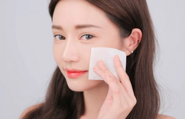 Dùng khăn mặt hay bông tẩy trang sẽ giúp da mặt sạch hơn đáp án không phải ai cũng biết