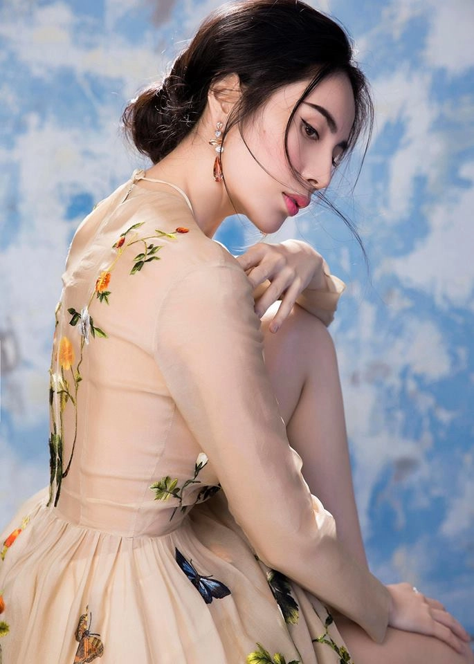 Gái 1 con thủy tiên chứng minh sức hút khủng khiếp khi đụng váy áo với loạt sao việt