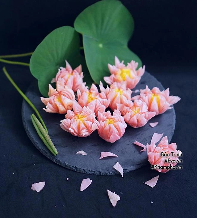 Gái xinh gợi ý cách làm bánh trung thu hoa sen chiên ngàn lớp đẹp mê mẩn hút nghìn like