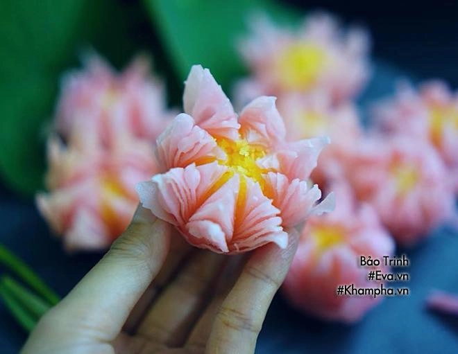 Gái xinh gợi ý cách làm bánh trung thu hoa sen chiên ngàn lớp đẹp mê mẩn hút nghìn like